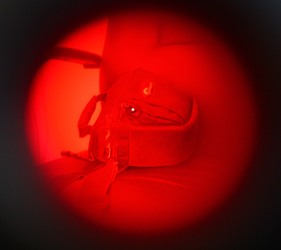 Вид на скрытую в сумке камеру через объектива детектора BugHunter Dvideo