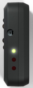 Светодиоды индикации уровня заряда встроенного аккумулятора обнаружителя скрытых видеокамер BugHunter Dvideo Nano расположены на боковой стороне